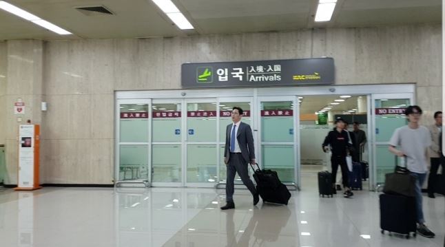 Samsung Vice Chairman Lee Jae-yong enters through Gimpo Airport on Wednesday. (Song Su-hyun/The Korea Herald)