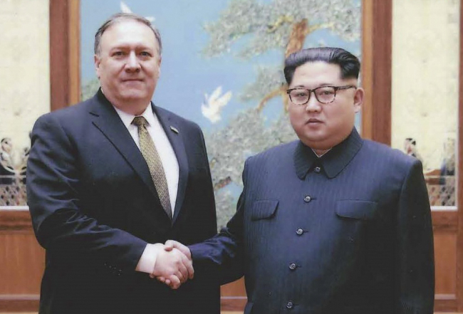 In this file photo released by the US Government on April 26, North Korean leader Kim Jong-Un (right) shakes hands with the former CIA Director, now US Secretary of State, Mike Pompeo in Pyongyang over the 2018 Easter weekend. (AFP-Yonhap)