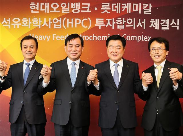 현대오일뱅크와 롯데케미칼이 새로운 석유화학 사업 진출을 위해 다시 손을 맞잡았다.
양 사는 지난 9일 2조7000억원을 투자해 원유찌꺼기인 중질유분을 원료로 하는 올레핀, 폴리올레핀을 생산하는 HPC(Heavy Feed Petrochemical Complex)을 짓기로 합의했다. 현대오일뱅크는 HPC의 원료를 공급하고, 롯데케미칼은 석유화학 기술과 영업력을 보탬으로써 정유사와 석유화학사 간 합작 성공사례를 만들겠다는 목표다.
지난 2014년 현대오일뱅크와 롯데케미칼은 6대 4로 출자한 합작법인인 현대케미칼을 출범, 현재 1조2000억원을 투자해 건설한 MX(혼합자일렌) 공장을 가동 중이다. 이는 당시 국내 정유사와 석유화학사 간 첫 합작사업으로 관심을 모았다.
이번 투자는 두 회사가 현대케미칼에 추가 출자하는 방식으로 진행된다.
공장은 현대오일뱅크 대산공장 내 15만평 부지에 건설되며, 2021년말 상업가동을 목표로 올해 하반기에 공장 설계에 착수한다. 상업가동 이후 제품 대부분을 해외에 판매해 연간 3조8000억원의 수출증대가 기대되고, 6000억원의 영업이익 달성이 전망된다. 지난해 현대케미칼의 영업이익은 2670억원이다. 현대오일뱅크는 HPC 진출을 통해 기존 석유 제품과 방향족에 이어 올레핀 계열 석유화학 제품까지 정유ㆍ석유화학의 수직계열화를 강화하게 됐다. 석유화학 포트폴리오 강화로 비(非) 정유부분의 비중을 확대해나가겠다는 목표다.
손미정 기자/balme@heraldcorp.com