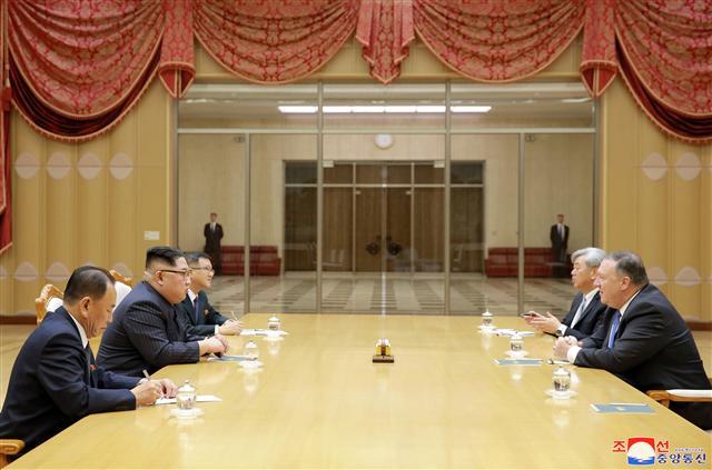 김정은 북한 국무위원장이 9일 평양에서 마이크 폼페이오 미국 국무장관과 회동하고 있다. 조선중앙통신은 10일 김 위원장이 폼페이오 장관을 만나 도널드 트럼프 미 대통령의 구두 메시지를 전달받고 북미정상회담과 관련해 ‘만족한 합의’를 했다고 보도했다.  [조선중앙통신]