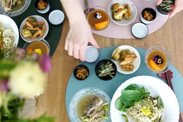 장수를 위한 이론과 방법’이라는 말로 자연과 조화를 이루는 식사 방법인 마크로비오틱은 현미나 귀리 등 정제하지 않은 것을 권장하고, 채소류 또한 줄기나 뿌리까지 활용해서 먹는다.   [제공=마크로비오틱 연구가 이양지]