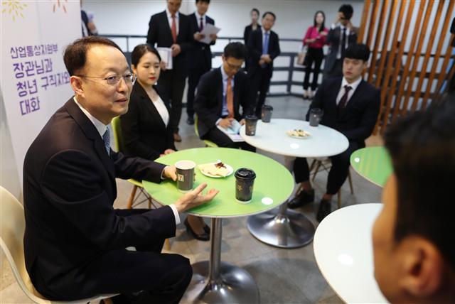 백운규 산업통상자원부 장관이 10일 오전 서울 강남구 SETEC에서 열린 ‘중견기업 일자리 드림 페스티벌’에서 구직 청년과 대화하며 애로사항을 듣고 있다.  [연합뉴스］