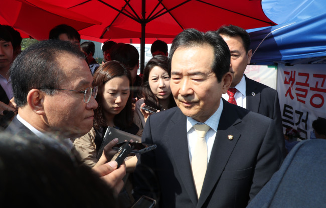 정세균 국회의장이 10일 오전 국회 본청 앞에서 '드루킹 특검' 등을 요구하며 단식투쟁 중인 자유한국당 김성태 원내대표를 방문해 이야기를 나눈 뒤 농성장을 떠나고 있다.[사진=연합뉴스]
정세균 국회의장이 10일 오전 국회 본청 앞에서 '드루킹 특검' 등을 요구하며 단식투쟁 중인 자유한국당 김성태 원내대표를 방문해 이야기를 나눈 뒤 농성장을 떠나고 있다.[사진=연합뉴스]
