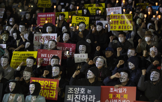 Korean Air employees wearing Guy Fawkes masks and uniforms stage a rally in Seoul on May 4, 2018, in protest of the abusing and mistreatment of the founding Cho family of Hanjin Group, its parent firm. (Yonhap)
