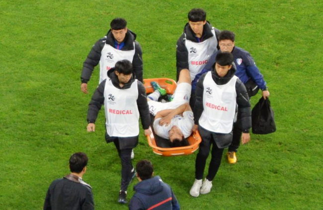 Suwon Samsung Bluewings midfielder Yeom Ki-hun (center) is taken off the pitch on a stretcher during the first leg of their Asian Football Confederation Champions League round of 16 match between Ulsan Hyundai and Suwon at Munsu Football Stadium in Ulsan on May 9, 2018. (Yonhap)