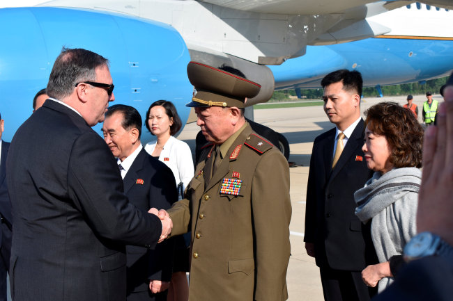 US Secretary of State Mike Pompeo greets an unidentified North Korean general on arrival at the Pyonyang, North Korea, May 9. (Reuters-Yonhap)