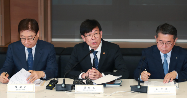 Fair Trade Commission Chairman Kim Sang-jo (center) speaks during a meeting with heads of the country's top 10 business groups in Seoul on May 10, 2018. (Yonhap)