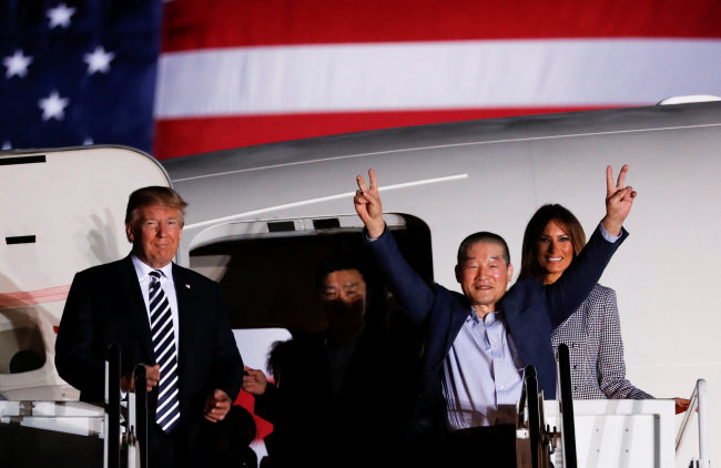 One of the Americans formerly held hostage in North Korea gestures next to US President Donald Trump and first lady Melania Trump, upon their arrival at Joint Base Andrews, Maryland, US, May 10, 2018. (Reuters-Yonhap)