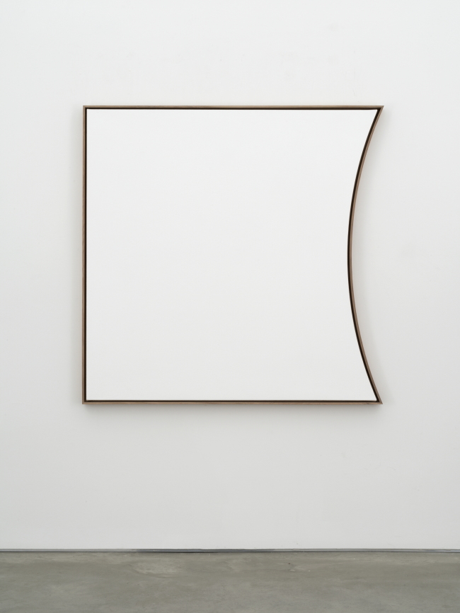Jacob Kassay, Untitled JK559, 2018, Acrylic on canvas, oak frame, 125.4x126.4cm [사진제공=리안갤러리]