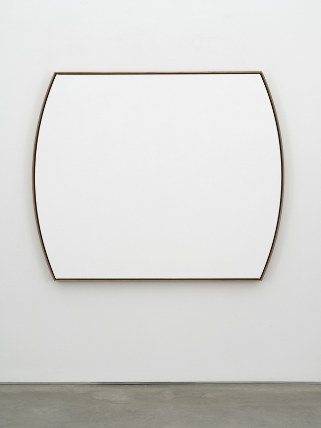 Jacob Kassay, Untitled JK567, 2018, Acrylic on canvas, oak frame, 125.4x150.8cm [사진제공=리안갤러리]