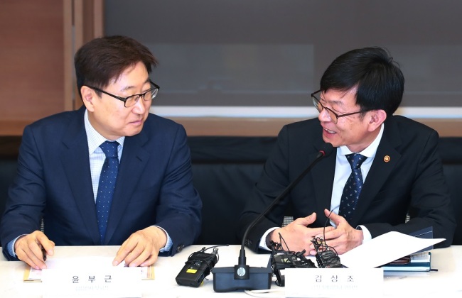 Samsung Electronics Vice Chairman Yoon Boo-geun (left) and FTC chief Kim Sang-jo