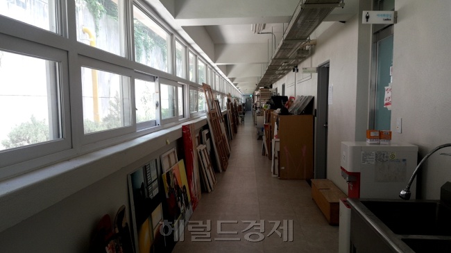학교 회화과 복도. 누드 모델 몰카 사건으로지난 10일 학교 분위기는 뒤숭숭했다. [정세희 기자/say@heraldcorp.com]