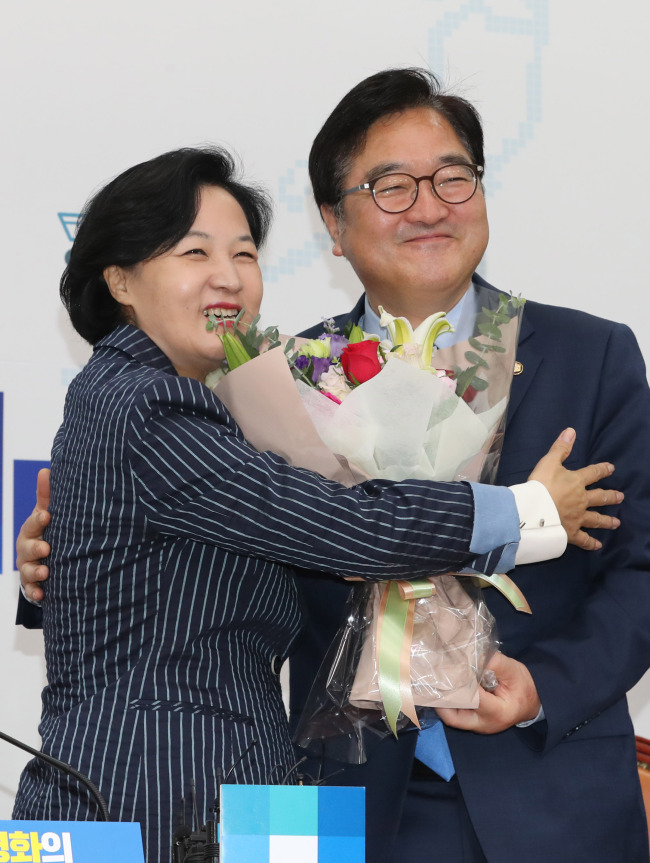 더불어민주당 추미애 대표가 11일 오전 국회에서 열린 최고위원회의에서 이날 임기를 마치는 우원식 원내대표에게 감사의 꽃다발을 주고 포옹하고 있다. (사진=연합뉴스)