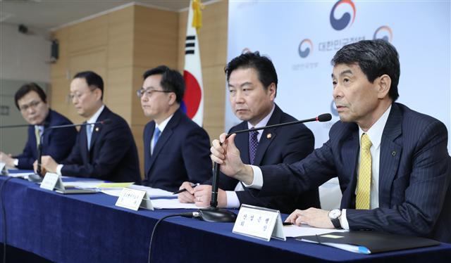 이동걸 KDB산업은행 회장이 10일 오후 서울 종로구 정부서울청사에서 한국 GM 경영정상화를 위해 7조7천억원을 지원하다는 내용의 브리핑이 끝난 뒤 기자들의 질문에 답하고 있다. 왼쪽부터 최종구 금융위원장, 백운규 산업통상자원부 장관, 김동연 경제부총리 겸 기획재정부 장관, 홍종학 중소벤처기업부 장관, 이 회장. [연합뉴스]