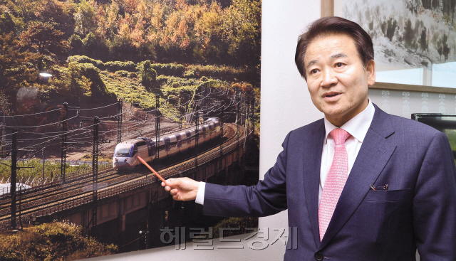 노무현 정부때 통일부 장관을 지내며 2차 남북정상회담을 그 누구보다도 가까운 곳에서 봤던 정동영 민주평화당 의원은 “통일은 절대 된다”고 자신했다. 삼지연에 오두막 별장을 만들어 노후를 보내는 자신의 꿈도 현실이 될 것이라며 웃었다. 지난 10일 국회 의원회관에서 가진 헤럴드경제와의 인터뷰에서 정 의원은 김정은 국무위원장이 적극적으로 회담에 나서는 지금이야말로 남북관계를 획기적으로 개선할 수 있는 적기라고 설명했다.  정희조 기자/checho@heraldcorp.com