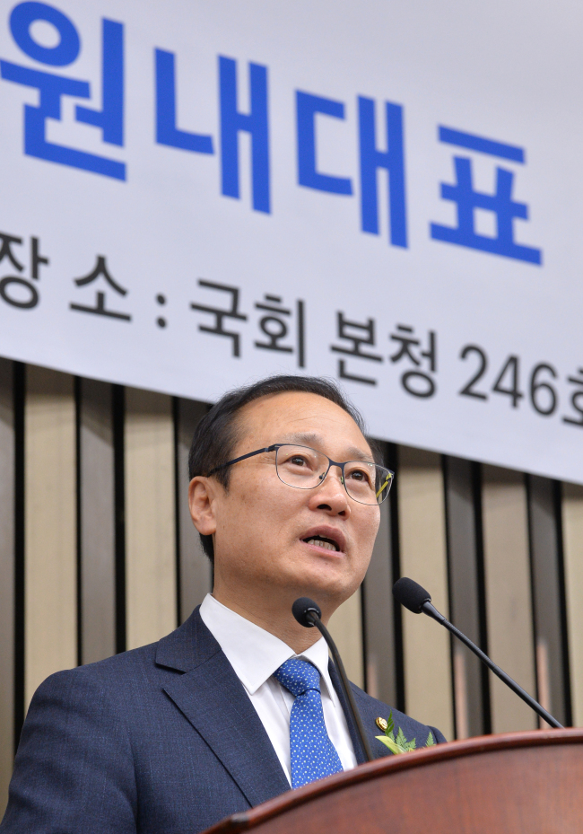 11일 오전 국회에서 열린 더불어민주당 신임 원내대표에 선출된 홍영표 의원이 당선소감을 말하고 있다.[사진=연합뉴스]
11일 오전 국회에서 열린 더불어민주당 신임 원내대표에 선출된 홍영표 의원이 당선소감을 말하고 있다.[사진=연합뉴스]
