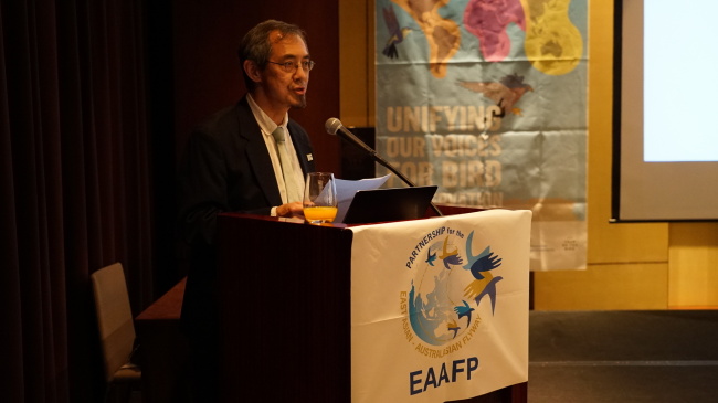 Lew Young, chief executive of East Asian-Australasian Flyway Partnership Secretariat, speaks at the 2018 World Migratory Bird Day held in Seoul on Friday. (Park Ju-young / The Korea Herald)