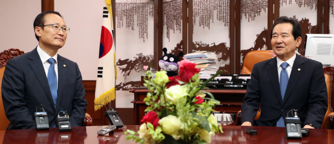 정세균 국회의장이 11일 국회의장실을 예방한 더불어민주당 홍영표 신임 원내대표와 대화하고 있다.[사진=연합뉴스]
정세균 국회의장이 11일 국회의장실을 예방한 더불어민주당 홍영표 신임 원내대표와 대화하고 있다.[사진=연합뉴스]