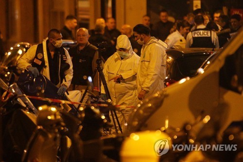 프랑스 경찰이 범행 현장 주변을 감식하고 있다[AFP=연합뉴스]