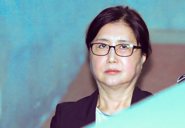 박근혜 정부 국정농단 사건으로 1심에서 징역 20년 벌금 180억원을 선고받은 최순실씨가 4일 오전 서울 서초구 서울고등법원에서 열린 항소 속행공판에 출석하기 위해 법정으로 이동하고 있다. [사진=연합뉴스]