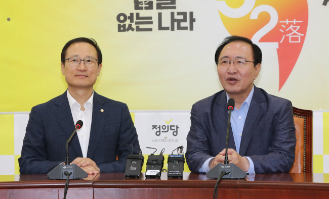 정의당 노회찬 원내대표가 13일 오전 국회 정의당 원내대표실에서 더불어민주당 홍영표 신임 원내대표의 예방을 받고 인사말을 하고 있다. (사진=연합뉴스)