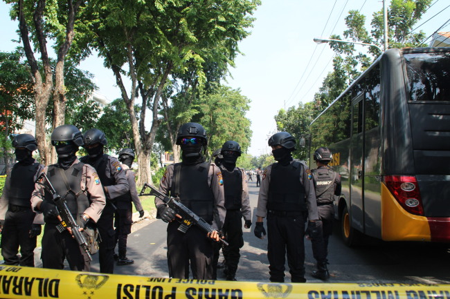 <YONHAP PHOTO-1906> (180513) -- SURABAYA, May 13, 2018 (Xinhua) -- Anti-terrorist squads stand guard outside the bombing site at Santa Maria church in Surabaya, capital of Indonesia's East Java Province, May 13, 2018. Six people were killed and at least 35 others injured as suicide bombers blew themselves up during congregations in three churches in Surabaya on Sunday, provincial police spokesman Frans Barung said. The blasts took place in Santa Maria church, Gereja Kristen Indonesia church and Pentecostal church. (Xinhua/Kurniawan) (zcc)/2018-05-13 13:12:46/ <저작권자 ⓒ 1980-2018 ㈜연합뉴스. 무단 전재 재배포 금지.>
<YONHAP PHOTO-1906> (180513) -- SURABAYA, May 13, 2018 (Xinhua) -- Anti-terrorist squads stand guard outside the bombing site at Santa Maria church in Surabaya, capital of Indonesia's East Java Province, May 13, 2018. Six people were killed and at least 35 others injured as suicide bombers blew themselves up during congregations in three churches in Surabaya on Sunday, provincial police spokesman Frans Barung said. The blasts took place in Santa Maria church, Gereja Kristen Indonesia church and Pentecostal church. (Xinhua/Kurniawan) (zcc)/2018-05-13 13:12:46/ <저작권자 ⓒ 1980-2018 ㈜연합뉴스. 무단 전재 재배포 금지.>