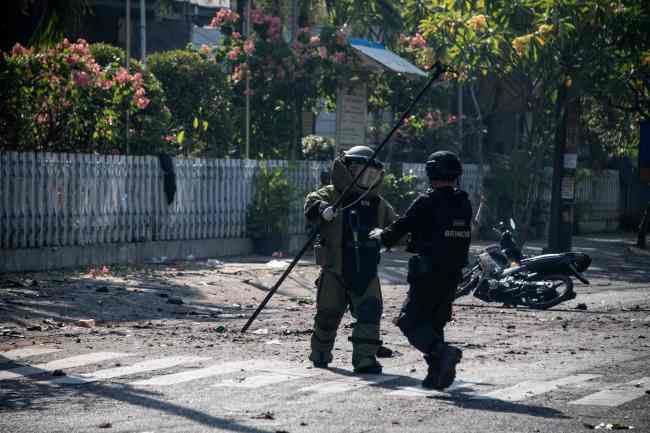<YONHAP PHOTO-1613> Indonesian bomb squade examine the site following a suicide bomb outside a church in Surabaya on May 13, 2018. At least two people were killed and 13 others injured in bomb attacks, including a suicide blast, targeting churches in Indonesia's second biggest city Surabaya, police said. / AFP PHOTO / JUNI KRISWANTO/2018-05-13 11:03:39/ <저작권자 ⓒ 1980-2018 ㈜연합뉴스. 무단 전재 재배포 금지.>
<YONHAP PHOTO-1613> Indonesian bomb squade examine the site following a suicide bomb outside a church in Surabaya on May 13, 2018. At least two people were killed and 13 others injured in bomb attacks, including a suicide blast, targeting churches in Indonesia's second biggest city Surabaya, police said. / AFP PHOTO / JUNI KRISWANTO/2018-05-13 11:03:39/ <저작권자 ⓒ 1980-2018 ㈜연합뉴스. 무단 전재 재배포 금지.>