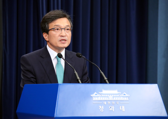 Cheong Wa Dae spokesman Kim Eui-kyeom holds a briefing on North Korea’s decision to disable its Punggye-ri nuclear facility, in Seoul on Sunday. Yonhap