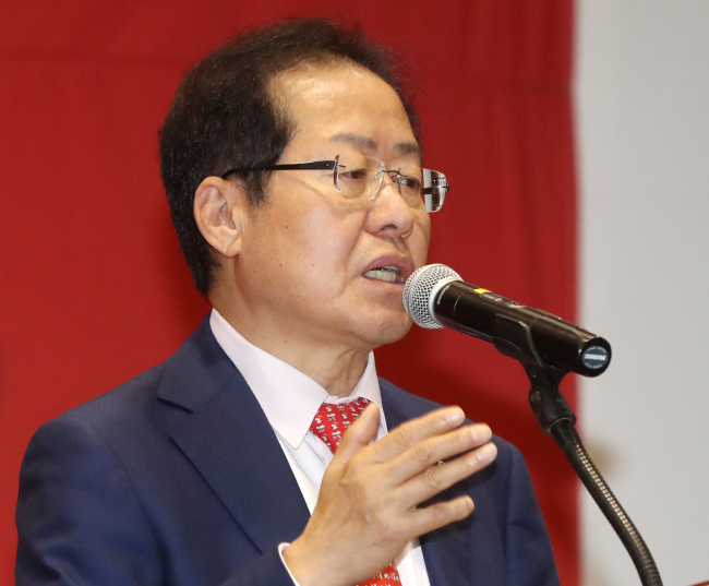 Liberty Korea Party Chairman Hong Joon-pyo delivers a speech in Ulsan on Sunday. Yonhap