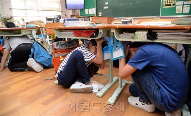 지진대피 훈련 중인 서울 서신초등학교 학생. [헤럴드경제DB]