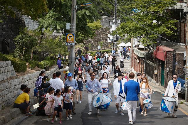 지난해 개최된 한양도성 다산성곽길 예술문화제 현장 모습.   [제공=호텔신라]