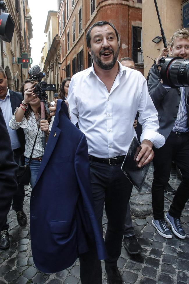 <YONHAP PHOTO-7558> Leader of the League party, Matteo Salvini, walks in downtown Rome, Thursday, May 10, 2018. The populist leaders of the 5-Star Movement and the League announced progress Thursday toward forming a new Italian government after two months of political stalemate. League leader Matteo Salvini, who heads a center-right bloc, and 5-Star leader Luigi di Maio said in a joint statement after a face-to-face meeting in Rome that they had made "significant progress" on the composition of the Cabinet and on identifying a candidate for the post of premier to bring to Italian President Sergio Mattarella (Giuseppe Lami/ANSA via AP)/2018-05-10 23:24:21/ <저작권자 ⓒ 1980-2018 ㈜연합뉴스. 무단 전재 재배포 금지.>
<YONHAP PHOTO-7558> Leader of the League party, Matteo Salvini, walks in downtown Rome, Thursday, May 10, 2018. The populist leaders of the 5-Star Movement and the League announced progress Thursday toward forming a new Italian government after two months of political stalemate. League leader Matteo Salvini, who heads a center-right bloc, and 5-Star leader Luigi di Maio said in a joint statement after a face-to-face meeting in Rome that they had made "significant progress" on the composition of the Cabinet and on identifying a candidate for the post of premier to bring to Italian President Sergio Mattarella (Giuseppe Lami/ANSA via AP)/2018-05-10 23:24:21/ <저작권자 ⓒ 1980-2018 ㈜연합뉴스. 무단 전재 재배포 금지.>
