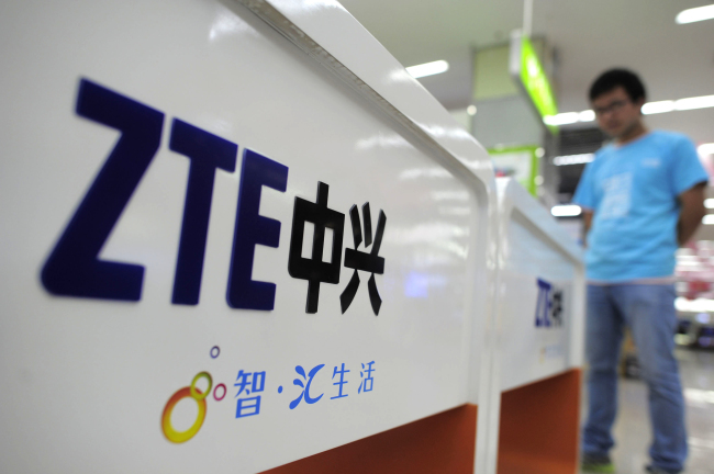 <YONHAP PHOTO-4453> 트럼프, 돌연 '中ZTE 정상화' 유화메시지…"시진핑과 협력" (뉴욕 AP=연합뉴스) 미국의 제재로 존폐 기로에 놓인 중국 통신장비업체 ZTE(중싱·中興 통신)의 중국내 판매점 사진. 2012년 8월 중국 후베이성 우한시에서 촬영한 자료 사진. 도널드 트럼프 미국 대통령은 13일(현지시간) 돌연, 트위터를 통해 "중국의 대형 휴대전화 업체인 ZTE가 신속하게 다시 사업할 수 있도록 시진핑 중국 국가주석과 협력하고 있다"고 밝혔다. 트럼프 대통령은 "미 상무부에도 지시가 내려갔다"면서 "(ZTE가) 중국에서 너무 많은 일자리를 잃었다"고 덧붙였다. lcs@yna.co.kr/2018-05-14 08:54:33/ <저작권자 ⓒ 1980-2018 ㈜연합뉴스. 무단 전재 재배포 금지.>
<YONHAP PHOTO-4453> 트럼프, 돌연 '中ZTE 정상화' 유화메시지…"시진핑과 협력" (뉴욕 AP=연합뉴스) 미국의 제재로 존폐 기로에 놓인 중국 통신장비업체 ZTE(중싱·中興 통신)의 중국내 판매점 사진. 2012년 8월 중국 후베이성 우한시에서 촬영한 자료 사진. 도널드 트럼프 미국 대통령은 13일(현지시간) 돌연, 트위터를 통해 "중국의 대형 휴대전화 업체인 ZTE가 신속하게 다시 사업할 수 있도록 시진핑 중국 국가주석과 협력하고 있다"고 밝혔다. 트럼프 대통령은 "미 상무부에도 지시가 내려갔다"면서 "(ZTE가) 중국에서 너무 많은 일자리를 잃었다"고 덧붙였다. lcs@yna.co.kr/2018-05-14 08:54:33/ <저작권자 ⓒ 1980-2018 ㈜연합뉴스. 무단 전재 재배포 금지.>