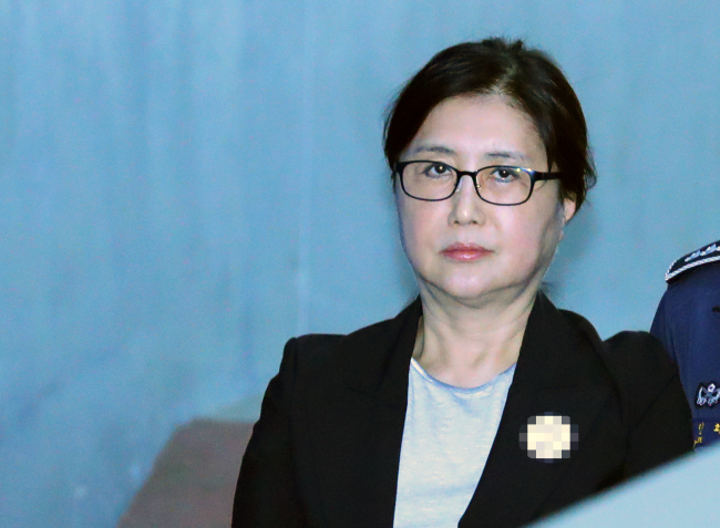 박근혜 정부 국정농단 사건으로 1심에서 징역 20년 벌금 180억원을 선고받은 최순실씨가 4일 오전 서울 서초구 서울고등법원에서 열린 항소 속행공판에 출석하기 위해 법정으로 이동하고 있다. (사진=연합뉴스)