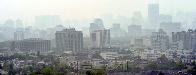 희뿌연 연무가 대기에 가득하다. 14일 서울날씨는 안개와 초미세먼지가  시야를 흐리고 있다. 미세먼지에 대한 관심이 시민들의 1순위 해결문제로 거론되고 있는 가운데, 기상청은 따뜻한 날씨와 정체하고 있는 대기로 '나쁨' 미세먼지 예보를 내렸다.<br />정희조 기자/checho@herkraldcorp.com  180514
희뿌연 연무가 대기에 가득하다. 14일 서울날씨는 안개와 초미세먼지가  시야를 흐리고 있다. 미세먼지에 대한 관심이 시민들의 1순위 해결문제로 거론되고 있는 가운데, 기상청은 따뜻한 날씨와 정체하고 있는 대기로 '나쁨' 미세먼지 예보를 내렸다.
정희조 기자/checho@herkraldcorp.com  180514