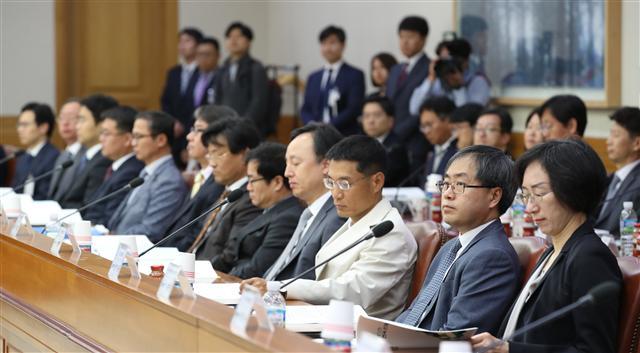 <YONHAP PHOTO-4975> 선거범죄 전담재판장 회의 (서울=연합뉴스) 박동주 기자 = 14일 오전 서울 대법원에서 열린 전국 선거범죄 전담재판장 회의에서 참석자들이 안철상 법원행정처장의 인사말을 듣고 있다. 2018.5.14 pdj6635@yna.co.kr/2018-05-14 10:19:38/ <저작권자 ⓒ 1980-2018 ㈜연합뉴스. 무단 전재 재배포 금지.>