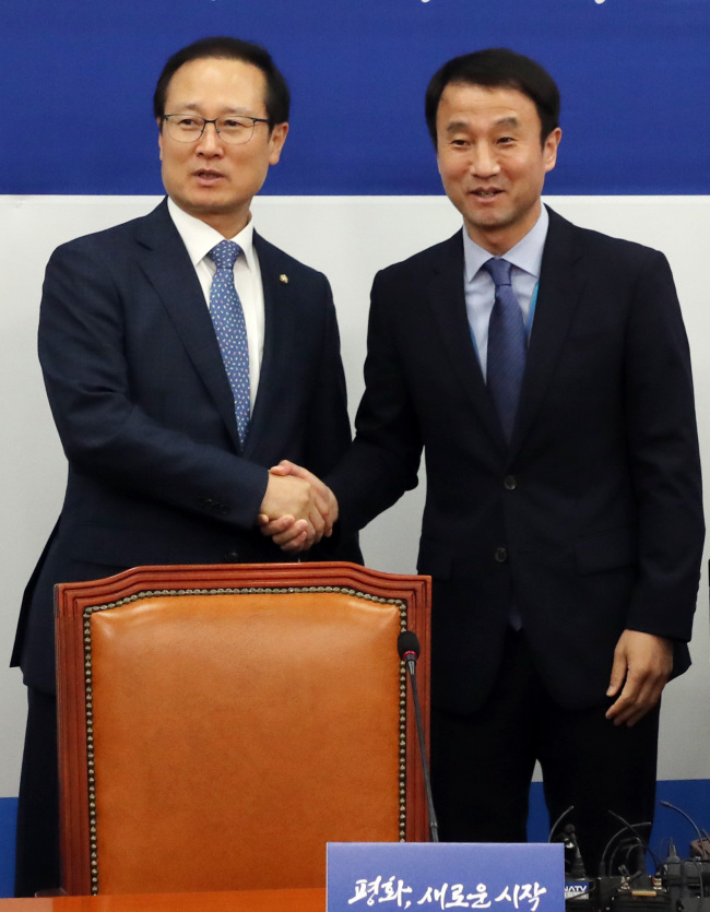 더불어민주당 홍영표 신임 원내대표가 14일 국회를 예방한 한병도 청와대 정무수석을 만나 악수하고 있다. (사진=연합뉴스)