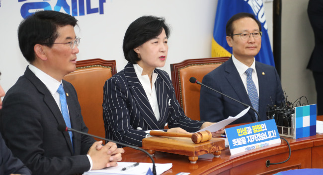 더불어민주당 추미애 대표가 14일 오전 국회에서 열린 최고위원회의에서 발언하고 있다.[사진=연합뉴스]
더불어민주당 추미애 대표가 14일 오전 국회에서 열린 최고위원회의에서 발언하고 있다.[사진=연합뉴스]