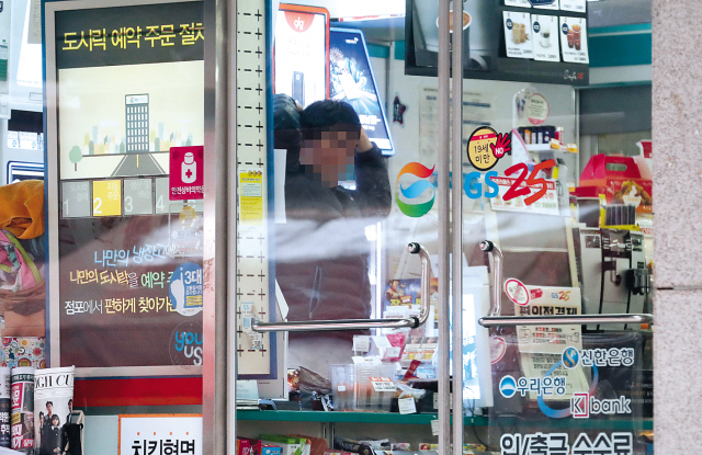 편의점의 카드 결제 비중이 높아지면서 편의점주가 지급해야 하는 카드 수수료 부담도 커지고 있다. 이에 그 부담을 덜어주는 정책이 필요하다고 입을 모으고 있다. 서을시내 한 편의점 전경.  [연합뉴스]