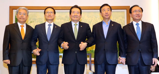 정세균 국회의장과 여야 교섭단체 원내대표들이 14일 국회의장실에서 열린 정례회동에서 손을 잡고 사진촬영을 하고 있다. 왼쪽부터 김동철 바른미래당 원내대표, 홍영표 더불어민주당 원내대표, 정세균 국회의장, 김성태 자유한국당 원내대표, 노회찬 평화와 정의 원내대표.[사진=연합뉴스]
정세균 국회의장과 여야 교섭단체 원내대표들이 14일 국회의장실에서 열린 정례회동에서 손을 잡고 사진촬영을 하고 있다. 왼쪽부터 김동철 바른미래당 원내대표, 홍영표 더불어민주당 원내대표, 정세균 국회의장, 김성태 자유한국당 원내대표, 노회찬 평화와 정의 원내대표.[사진=연합뉴스]