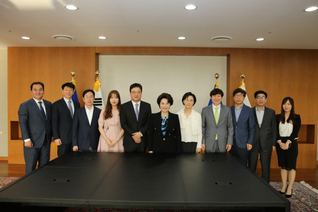 가천대가 엠로와 지난 8일 대학 가천관 중회의실에서 채용연계형 소프트웨어 교육과정 운영 양해각서를 체결하고 기념사진을 촬영하고 있다. 사진 왼쪽에서 다섯 번째 엠로 송재민 대표이사, 여섯번째 이길여 가천대 총장[사진=가천대 제공]<br />　
가천대가 엠로와 지난 8일 대학 가천관 중회의실에서 채용연계형 소프트웨어 교육과정 운영 양해각서를 체결하고 기념사진을 촬영하고 있다. 사진 왼쪽에서 다섯 번째 엠로 송재민 대표이사, 여섯번째 이길여 가천대 총장[사진=가천대 제공]
　
