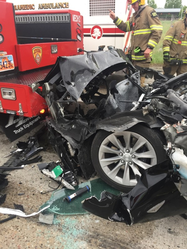 In this Friday, May 11, 2018, photo released by the South Jordan Police Department shows a traffic collision involving a Tesla Model S sedan with a Fire Department mechanic truck stopped at a red light in South Jordan, Utah. Witnesses indicated the Tesla Model S did not brake prior to impact. (AP-Yonhap)