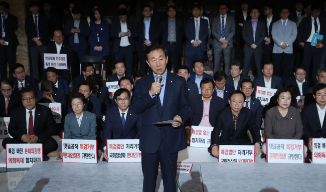 Members of the main opposition Liberty Korea Party hold a meeting in front of the entrance to the main National Assembly hall on May 14, 2018. Floor leader Rep. Kim Sung-tae (center) demands a special counsel probe into the online opinion rigging scandal. (Yonhap)