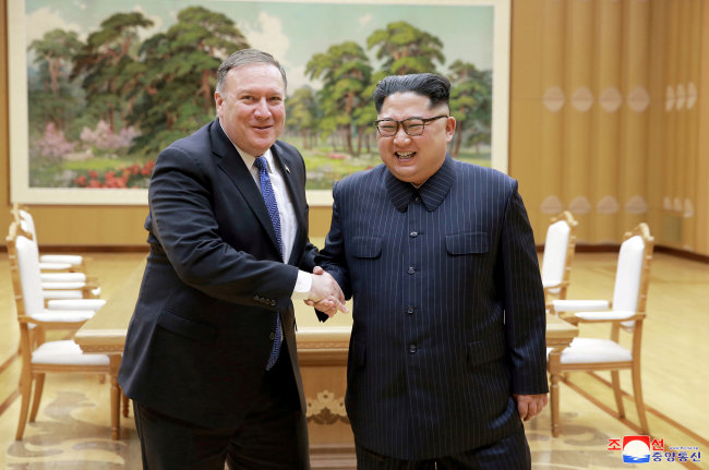 US Secretary of State Mike Pompeo and North Korean leader Kim Jong-un during their meeting in Pyongyang on May 9. Yonhap