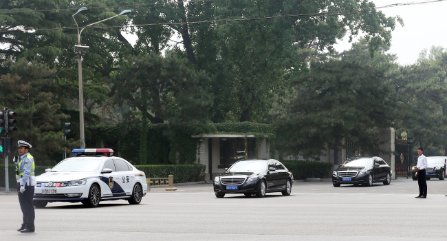 Cars apparently transporting North Korean officials, including a high-ranking person, are seen in Beijing on May 14. (Yonhap)