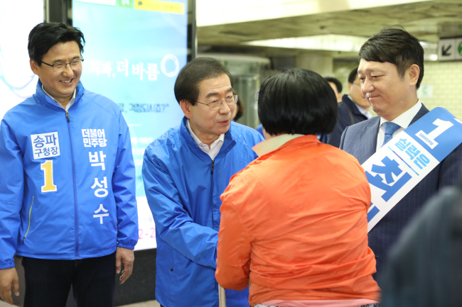 15일 오전 송파구 잠실새내역에서 출근길 인사를 하는 더불어민주당 박원순 서울시장 후보(가운데). (사진=박원순 캠프)