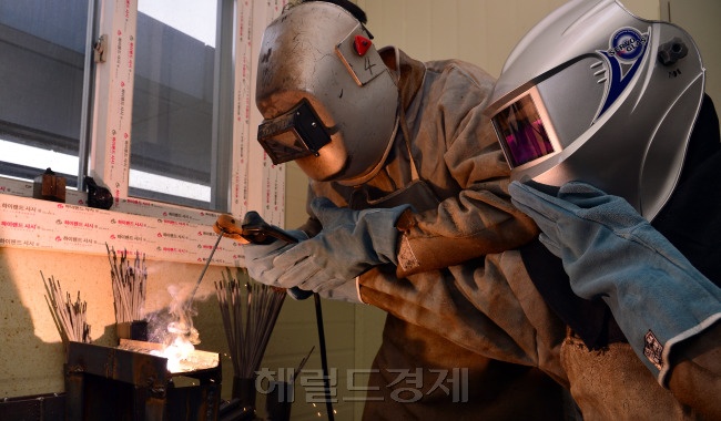 상담직원이 ‘허그일자리 지원 프로그램’ 신청을 하러 온 남성에게 프로그램을 설명하고 있다.	 정희조 기자/checho@