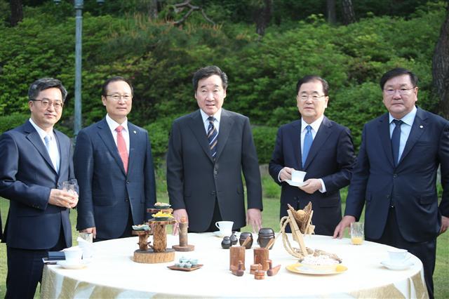 <YONHAP PHOTO-1577> 총리공관서 열린 고위당정협의회 (서울=연합뉴스) 김승두 기자 = 이낙연 국무총리가 15일 오전 서울 종로구 삼청동 총리공관에서 열린 고위당정협의회에서 참석자들과 대화하고 있다. 왼쪽부터 김동연 경제부총리겸 기획재정부 장관, 홍영표 더불어민주당 원내대표, 이 총리, 정의용 국가안보실장, 김태년 더불어민주당 정책위의장. 2018.5.15 jeong@yna.co.kr/2018-05-15 07:39:23/ <저작권자 ⓒ 1980-2018 ㈜연합뉴스. 무단 전재 재배포 금지.>