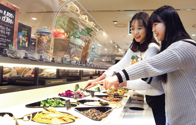 소확행과 포미족 트렌드가 확산되면서 저칼로리, 저염식 식단을 챙기는 이들이 늘고 있다. 롯데백화점 본점 마스터키친 샐러드바에서 고객들이 샐러드를 고르는 있다.   [제공=롯데쇼핑]