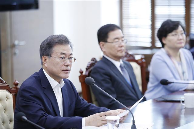 문재인 대통령이 14일 청와대에서 열린 수석보좌관 회의에서 발언하고 있다.  [제공=청와대]
